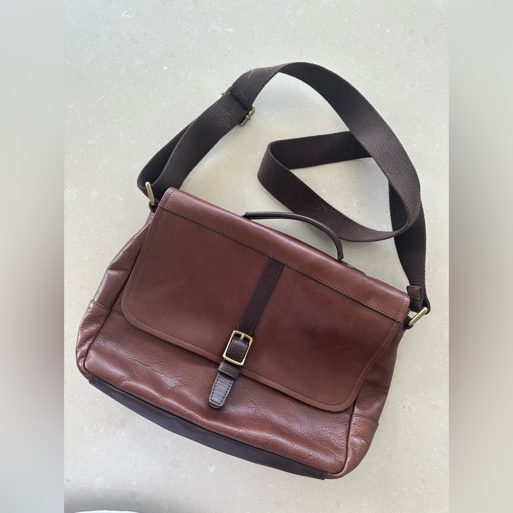 Men’s Fossil Leather Messenger Bag - like new